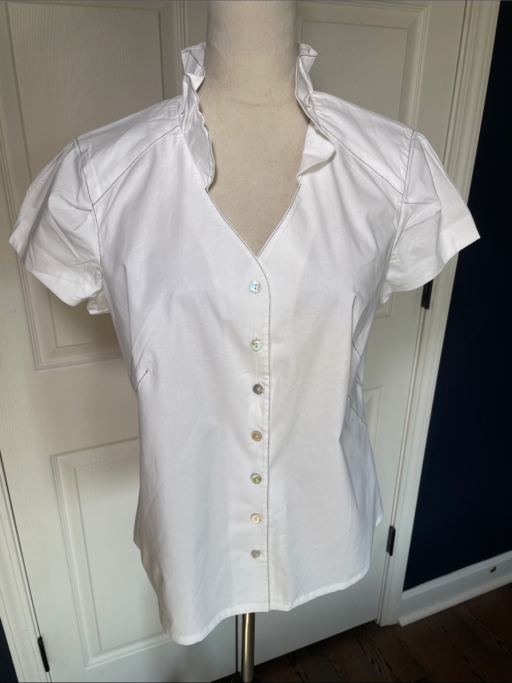 Simply. Chloe Dao White Stretch Short Sleeve Blouse Ruffle Collar Top Size M